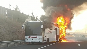 Öncü Seyahat'e ait yolcu otobüsü seyir halinde alev alev yandı