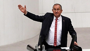 Atila Sertel: ''Turizmci eşekten düşmüş, Bakan Ersoy at sırtında caka satıyor''