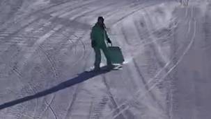 Palandöken'in bavul ile snowboard yapan Ukraynalı turistleri