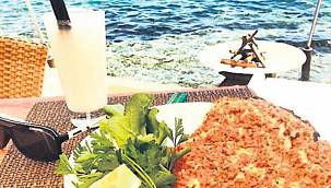 Bodrum'da turizm sezonu açıldı! Gündem yine lahmacun