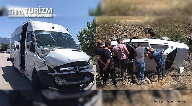 Turistleri taşıyan midibüs otomobille çarpıştı!
