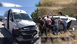 Turistleri taşıyan midibüs otomobille çarpıştı!