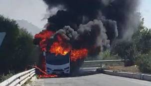 Feci kaza! Rus turistleri taşıyan midibüs alev topuna döndü