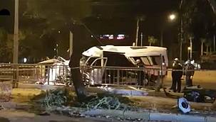 Turistleri taşıyan minibüs bariyerlere çarptı! Ölü ve yaralılar var