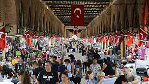 Otellerde yer bulmak imkansız! TL'deki değer kaybı onlara yaradı, Türkiye'ye akın ediyorlar