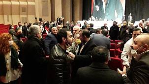 İstanbul taksicileri tekme tokat birbirine girdi!