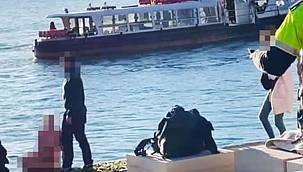 Savaş anıtının üzerinde üstsüz poz veren kadın turisti şehirden kovdular!