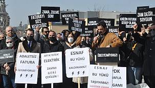 Otel ve restoran işletmecileri cep telefonu ve hesap makinesi yakarak zamları protesto etti!