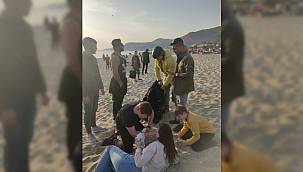 Alanya'da plajda yürüyen turistin üzerine paraşütçü düştü!