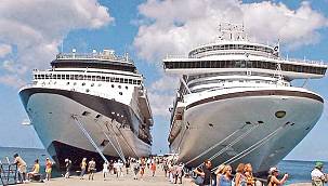 İki kruvaziyer gemisi Kuşadası'nda! İşte gelen turist sayısı