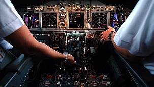 Pilotu bayılan uçağın kokpitine deneyimsiz yolcu geçti ve...