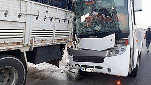 Şoförü uyuyan tur midibüsü kamyona çarptı!