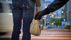 İstanbul'da akıl almaz olay! Polis kılığına giren turist başka bir turisti gasp etti