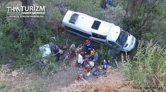 Karadeniz turundan dönen tur minibüsü uçuruma yuvarlandı!