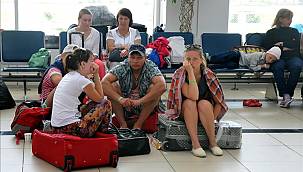 Koronavirüs patlayan ülkede 80 bin turist mahsur kaldı!