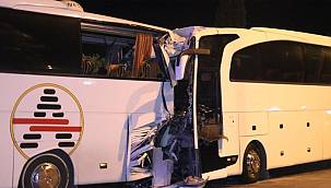 Turist dolu tur otobüsü yolcu otobüsüne çarptı!