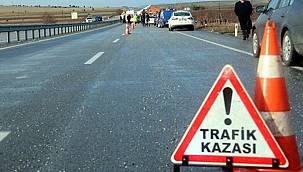 Tur midibüsü kırmızı ışıkta bekleyen araçların arasına daldı!