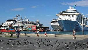 Kuşadası'na aynı anda 4 kruvaziyer gemisi geldi! İşte turist sayısı