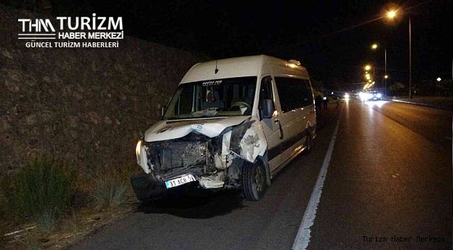 Tur minibüsü kazalarının ardı arkası kesilmiyor! Otomobile çarptı 150 metre sonra durabildi