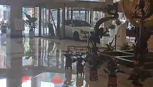 Resepsiyon görevlisiyle tartışan müşteri otelin lobisine spor arabayla girdi!