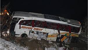 Yolcu otobüsü şarampole devrildi! Ölü ve yaralılar var