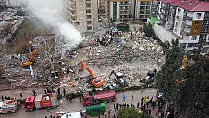 Depremde yıkılan otellerin enkazından yardım sesleri yükseliyor!