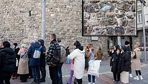 Yabancı turist gezmek için geldiği Galata Kulesi'ndeki görüntüye 'pislik olmayın' diyerek tepki gösterdi!