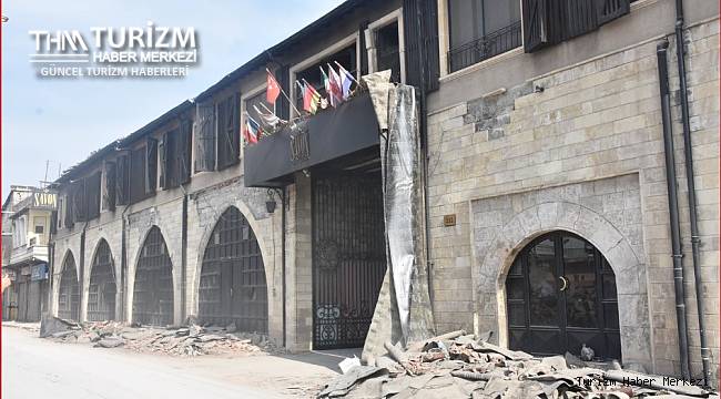 Etrafındaki binalar enkaza dönen tarihi otel depremde ayakta kaldı!