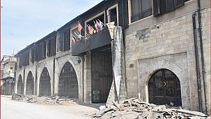 Etrafındaki binalar enkaza dönen tarihi otel depremde ayakta kaldı!