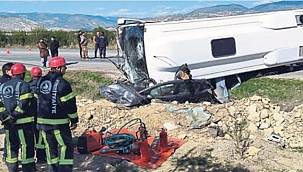 Tur midibüsü otomobile çarpıp üzerine devrildi! Ölü ve yaralılar var