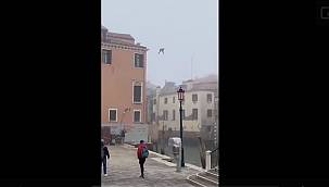 Venedik'te binanın çatısına çıkan turist kanala atladı!