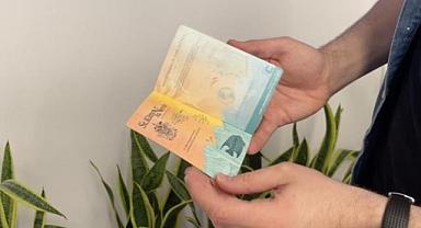 Hiç ayak basmadıkları yerlerin pasaportunu satın alıp 150 ülkeye vizesiz seyahat ediyorlar!