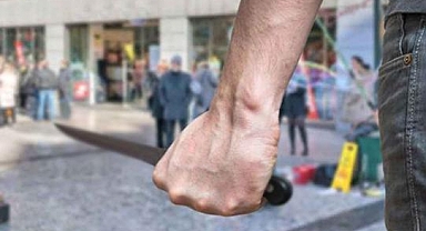 Kıskançlık krizine giren Rus turist kafe çalışanını bıçaklayıp...