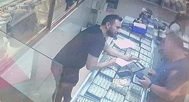 Alman turist çift kuyumcuyu dolandırdı!