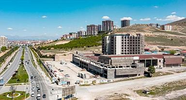Deprem mağdurları için verilen araziye otel ve AVM dikildi!