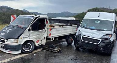 İngiliz turistleri taşıyan tur minibüsüne kamyonet çarptı! Yaralılar var