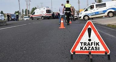 Rus turistlerin olduğu otomobil kamyonete çarptı!
