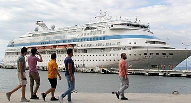 Rusya'dan Trabzon'a yaz sezonunun ilk kruvaziyer gemisi geldi! İşte turist sayısı
