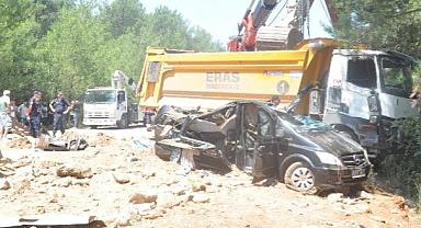 Bodrum'da üzerine harfiyat kamyonu devrilen VIP minibüsteki iş insanı hayatını kaybetti!