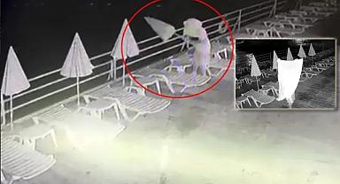 Halk plajında akıl almaz görüntü! Gece yarısı havlu ile gelip...