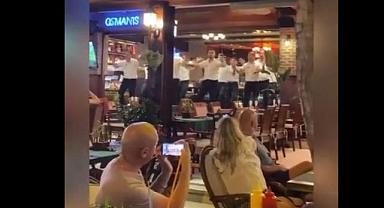 Pes artık! Daha fazla turist çekmek için garsonları dans ettirdiler