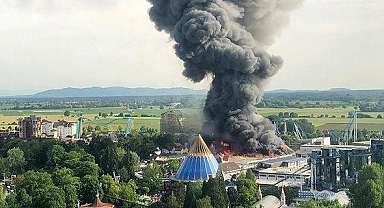 Ülkenin en büyük eğlence parkında yangın! 25 bin kişi tahliye edildi