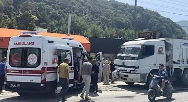Arap turistleri taşıyan tur midibüsü kamyonla çarpıştı!