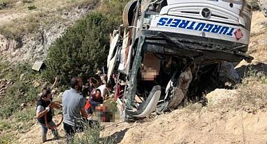 Katliam gibi kaza! Viyadükten uçan otobüste çok sayıda ölü ve yaralı var