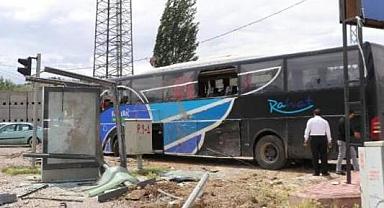Ölümlü kazada rekor kıran Kamil Koç otobüsü minibüse çarpıp durağa daldı!