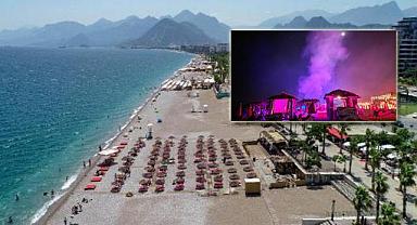 Antalya'nın dünyaca ünlü sahili gazinoya döndü! Bir dansöz eksik