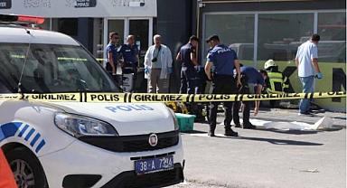 Kaldığı otelin 7'nci katından düşen genç şarkıcının cansız bedeni saatler sonra fark edildi!