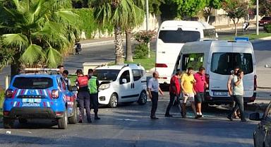 Otel servis otobüsü 2 araca birden çarptı! Çok sayıda yaralı var