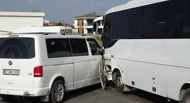 Otel servisi ile minibüs çarpıştı! Sürücü olay yerinden kaçtı