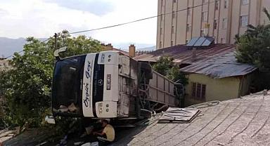 Tur otobüsü evin bahçesine devrildi! Çok sayıda yaralı var